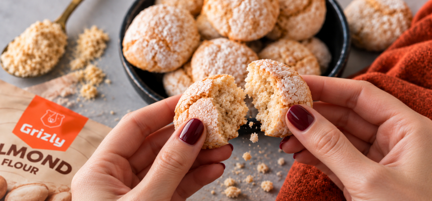 Ženské ruce rozlamující sušenku amaretti
