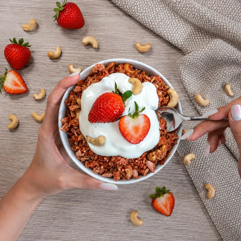 Domácí granola s jogurtem, jahodami a kešu ořechy