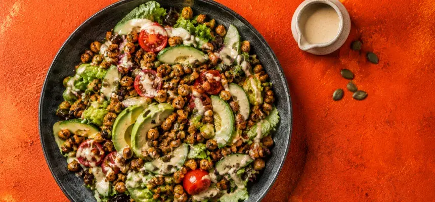 Plant-based salát s křupavou cizrnou a tahini zálivkou