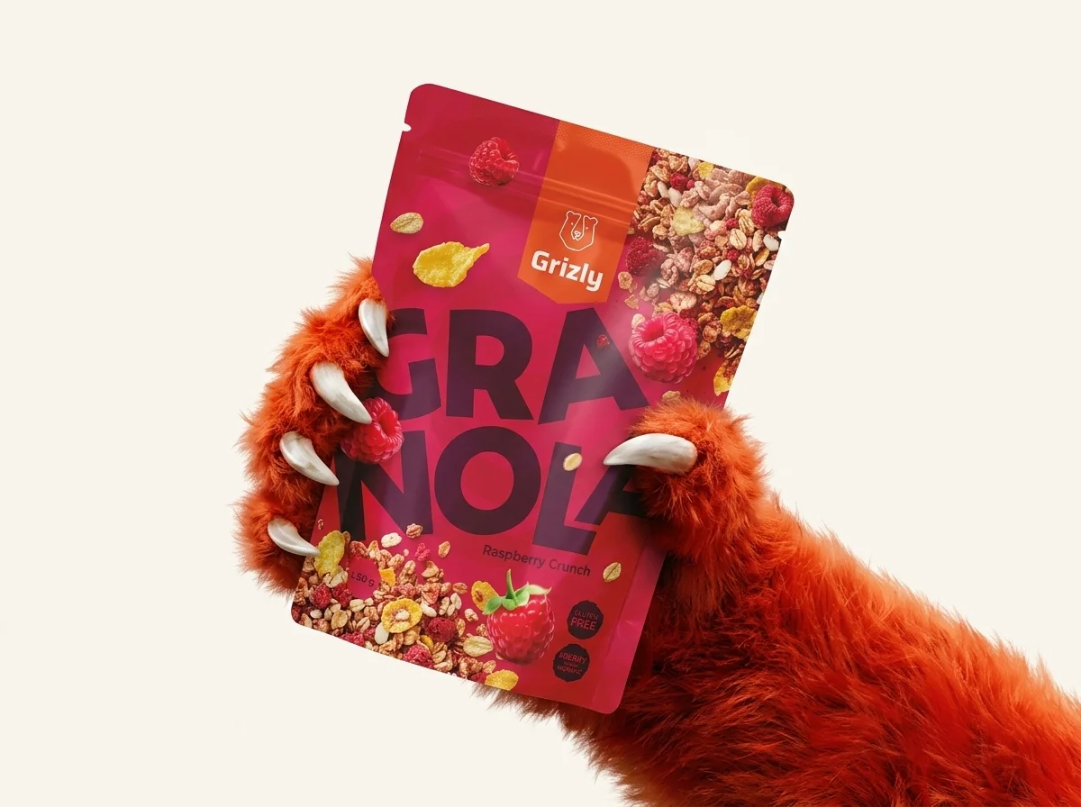 grizly tlapa drží obal