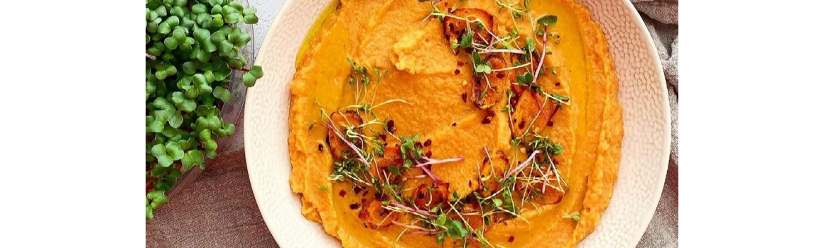 Hummus z červené čočky a mrkve s klíčky