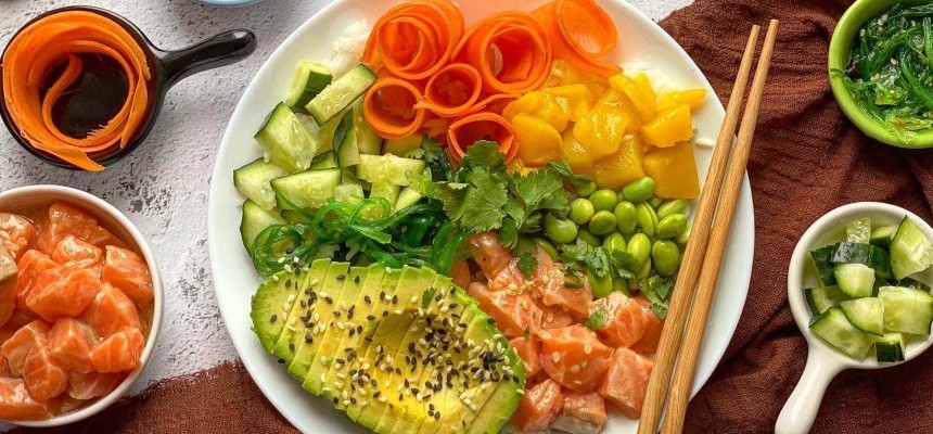 Domácí poke bowl: Základní recept, omáčka a 4 nové varianty